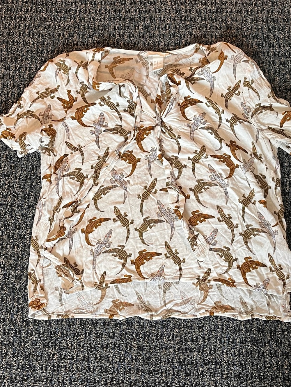 Women’s H & M Blouse Top Tshirt Alligator Lizard Print Size 10 Tan Front Tie